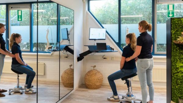 Saskia Heijkants maakt gebruik van de Sit-i Dynamic Chair om de zithouding en de werking op het zadel nauwkeurig te analyseren.